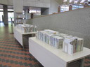 図書館エントランスホールで行っている教科書展の様子です