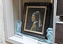 当館2階の壁面に飾っているフェルメールの絵の画像です。