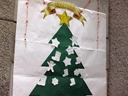 クリスマスツリーにおすすめ本を書いた紙を飾っている様子です。