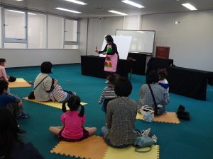 エプロンシアター『三びきのこぶた』で、家づくりを手伝う子どもたちの様子。