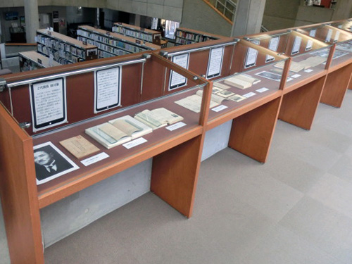 資料展示「山口県rk津山口図書館の歴史 第2部」の展示の様子です。