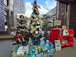 おすすめの本を書いたオーナメントを飾っているブックツリーの写真です。