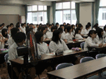 長府高校での特別授業「本はともだち」の様子です。生徒たちは熱心に聞き入っています。