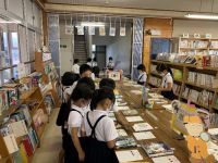 県立図書館の新刊を学校図書館に展示し、選書する児童たち