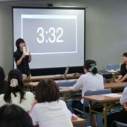 本を手に紹介する受講生。これが今回のチャンプ本です