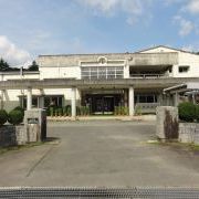 生雲小学校の正門から