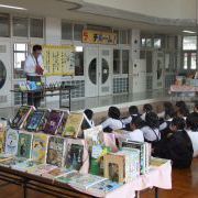 山口県子ども読書支援センター職員によるブックトーク