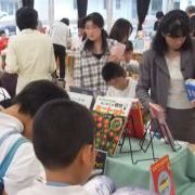 お気に入りを探す子どもたち