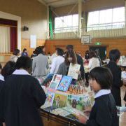 本を探す子どもたち