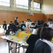 お気に入りを探す子どもたち