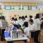 お気に入りを探す子どもたち