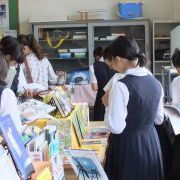 お気に入りを探す子どもたち