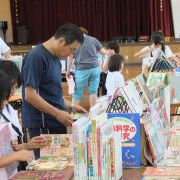 お気に入りを探す子どもたち