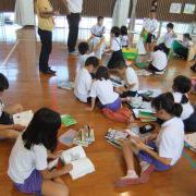 借りた本を早速読む子どもたち