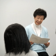 音訳ボランティアの方による朗読の様子です。