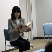 当館職員による朗読の様子です。