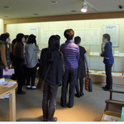 企画展のギャラリートークの様子です。