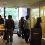 展示をじっくり見ていただいています。