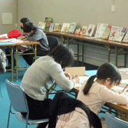 一心に作業に没頭する参加者の様子です。