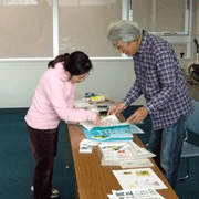 講師が一人ひとり説明されている様子です。