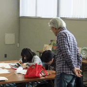 会場を回りながら指導してくださる講師の様子です。