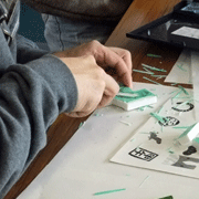 慎重に彫り進む参加者の手元の様子です。