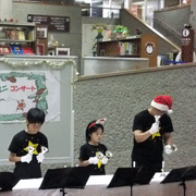 一生懸命ベルを振っています