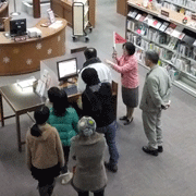 自動貸出機を説明しています