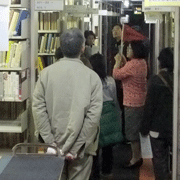 書庫見学の様子です