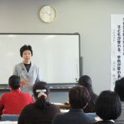 講演中の五十嵐氏の写真です。