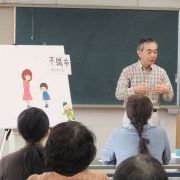 講演中の藤井氏の写真です。