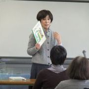 講演中の小林氏の写真です。