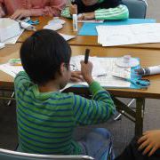 明るい星は大きく、暗い星は小さく穴をあけます。