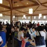 ８００冊以上の本から選ぶ子どもたち