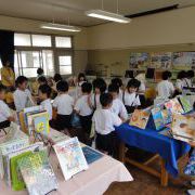 多くの本の中からお気に入りを選ぶ子どもたち