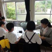 コンピュータで貸出処理をしています