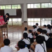 県立図書館職員による読み聞かせ