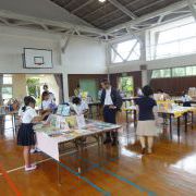 どの本も借りたいと悩む子どもたち