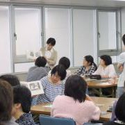 班ごとにわかれての読み聞かせ実演の写真