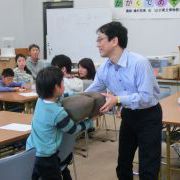 大きなタネを持つ子ども