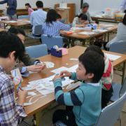 模型のタネをつくる親子