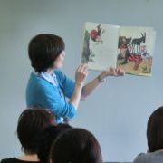 本を紹介する先生の写真