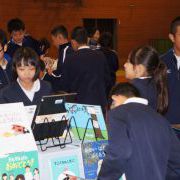 本を選ぶ生徒たち