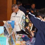 本を選ぶ生徒たち