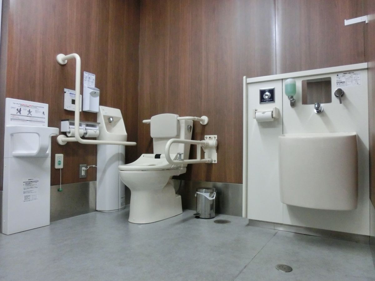 多目的トイレの画像1枚目です。