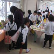 子供達が本を選んでいる写真