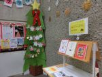 館内展示「クリスマスブックツリー」の様子です。
