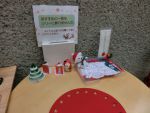 館内展示「クリスマスブックツリー」の様子です。