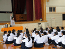 下関市吉見中学校でブックトークを聞く生徒たち