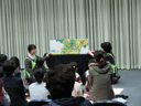 大型絵本の読み聞かせの様子です。